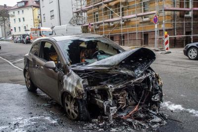 Stuttgart: PKW in Brand geraten